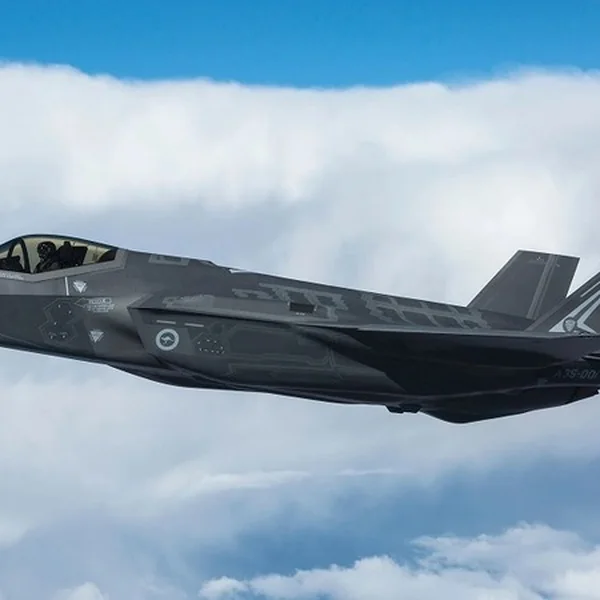 gda-defence-sector-air-force An F-35 fighter aircraft in flight above cloud