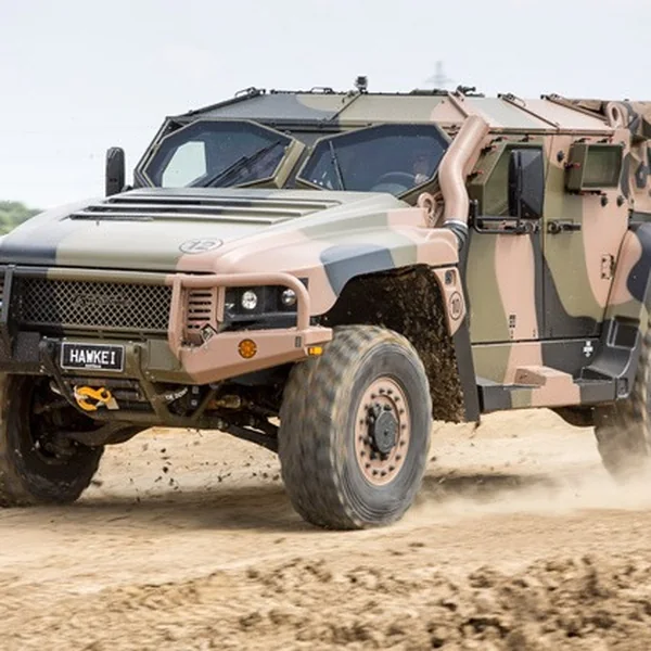 gda-defence-sector-army An Australian Army Hawkei protected vehicle driving through desert terrain